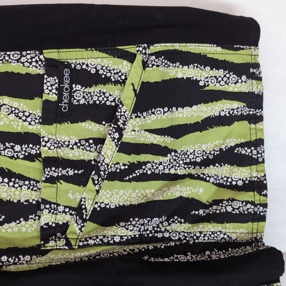 Cherokee Green Black Zebra Knit Side Scrub Top Size Medium - Picture 4 of 5